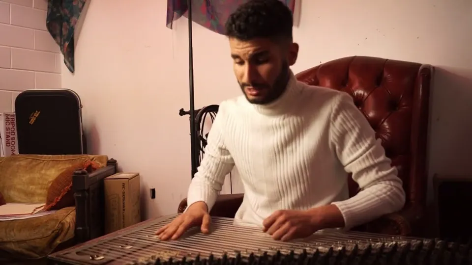 Arslen Metoui playing the qanun.